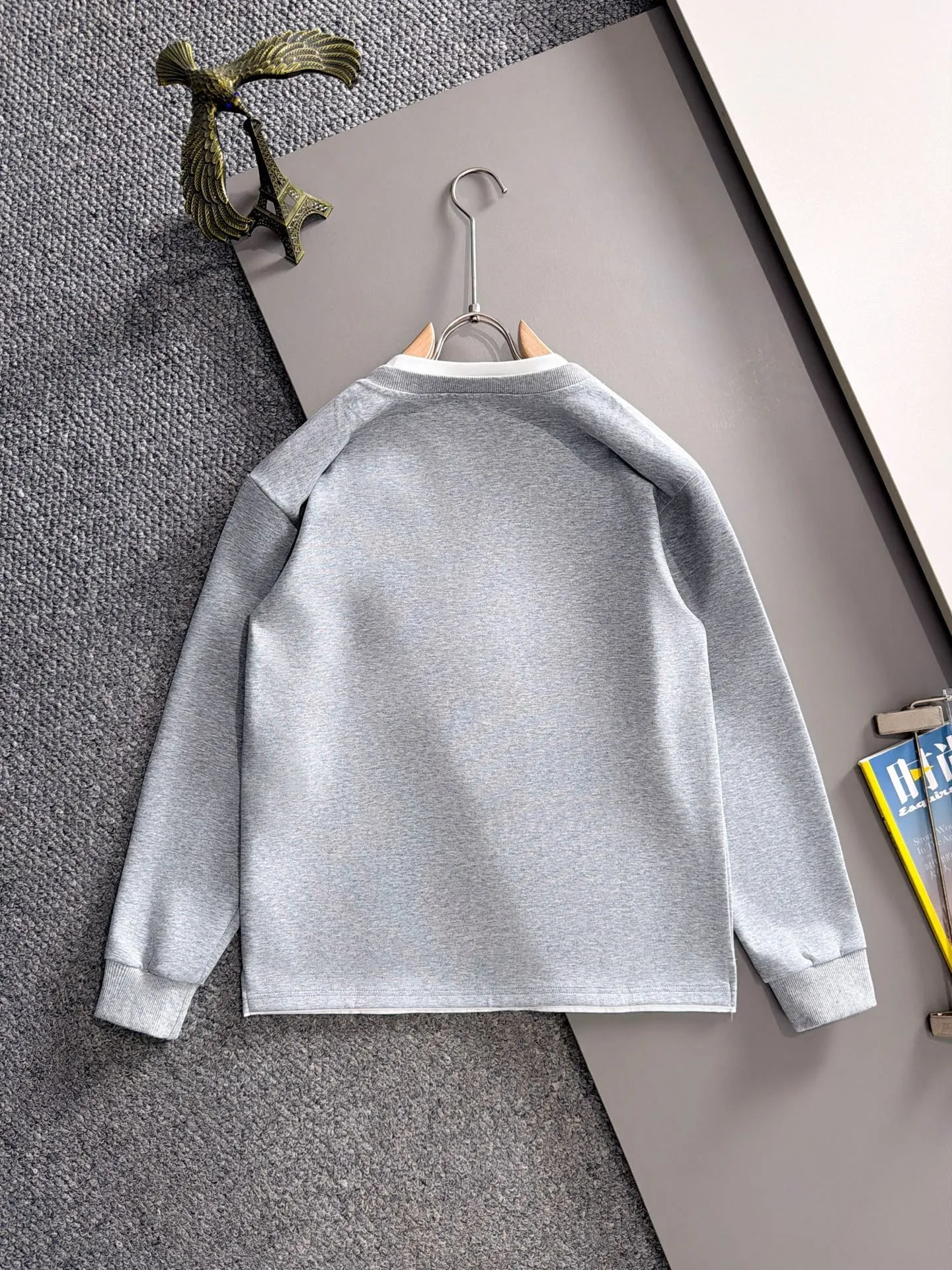 Mengkou 2026 long-sleeved lapel sweatshirt for men and women Same Style. Many stars have the same style, the top Original version. Feel free to compare🆚The fabric is custom-dyed and lightly sprayed and distressed. The fabric, material, and details are consistent with the original version. Special cotton and linen fabrics are selected. The fabric cost is extremely expensive. It is twice as expensive as pure cotton materials. We will do better at all costs. Three standards are complete. The comparison between non-market products and my fabrics is very different. Only the top version is made! Size: M-4XL